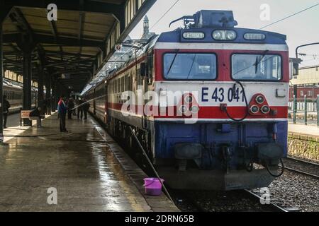 ISTANBUL, TURQUIE - 30 DÉCEMBRE 2009 : train express de passagers des chemins de fer turcs (TCDD) au départ de la gare de Haydarpasa Gar. Haydarpasa est un o Banque D'Images