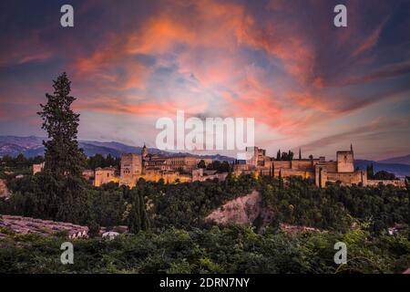 Magnifique coucher de soleil sur le quartier Albaicin en Andalousie Espagne Banque D'Images