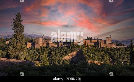 Un beau coucher de soleil sur le quartier Albaicin en Andalousie Espagne Banque D'Images