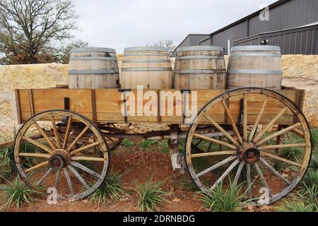 Un vieux wagon en bois avec des fûts de vin chargés dans un wagon à proximité de Fredericksburg, Texas Banque D'Images