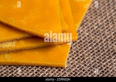 Morceaux de cire d'abeille jaune naturel Banque D'Images