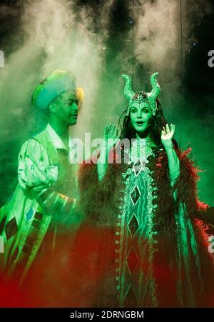 Priscilla Presley (Wicked Queen) en BLANC NEIGE ET LES SEPT NAINS au New Wimbledon Theatre, Londres SW19 13/12/2012 écrit par Eric Potts réalisateur: Ian Talbot Banque D'Images