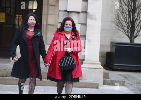 Cara McCann et Amanda McGurk sur le chemin de la sortie Hôtel de ville de Belfast après le mariage photo de Hugh Russell Banque D'Images