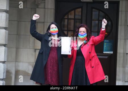 Cara McCann et Amanda McGurk sur le chemin de la sortie Hôtel de ville de Belfast après le mariage photo de Hugh Russell Banque D'Images