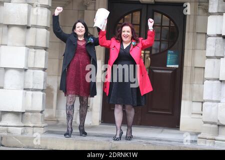 Cara McCann et Amanda McGurk sur le chemin de la sortie Hôtel de ville de Belfast après le mariage photo de Hugh Russell Banque D'Images