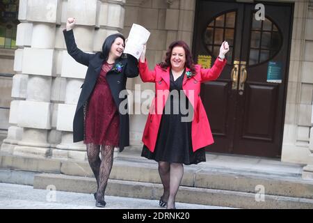 Cara McCann et Amanda McGurk sur le chemin de la sortie Hôtel de ville de Belfast après le mariage photo de Hugh Russell Banque D'Images