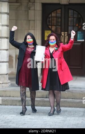 Cara McCann et Amanda McGurk sur le chemin de la sortie Hôtel de ville de Belfast après le mariage photo de Hugh Russell Banque D'Images