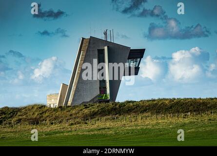 Bâtiment d'observation de conception wonky. Banque D'Images