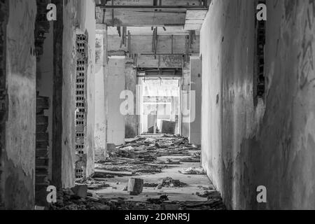 Projet abandonné d'usine, d'exploitation minière et de transformation de l'aluminium qui a été abandonné, laissant les bâtiments tomber dans la réparation, village de Zaton Obrovački. Banque D'Images