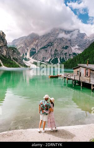 Beau lac dans les alpes italiennes, Lago di Braies, un couple en vacances dans les Alpes italiennes Italie Dolomites prages wildsee Banque D'Images