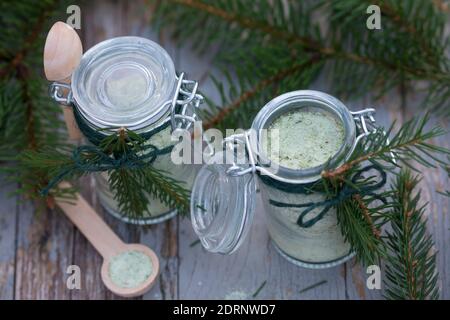 Fichtennadel-Salz, Fichtennadelsalz, Fichten-Salz gemischt mit Fichtennadeln, Kräutersalz, Badesalz, Fichtennadeln, Nadeln, aiguille d'épinette, besoin d'épinette Banque D'Images