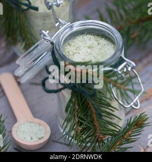 Fichtennadel-Salz, Fichtennadelsalz, Fichten-Salz gemischt mit Fichtennadeln, Kräutersalz, Badesalz, Fichtennadeln, Nadeln, aiguille d'épinette, besoin d'épinette Banque D'Images