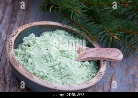 Fichtennadel-Salz, Fichtennadelsalz, Fichten-Salz gemischt mit Fichtennadeln, Kräutersalz, Badesalz, Fichtennadeln, Nadeln, aiguille d'épinette, besoin d'épinette Banque D'Images