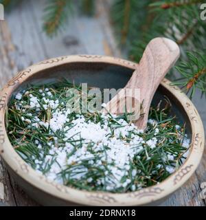 Fichtennadel-Salz, Fichtennadelsalz, Fichten-Salz gemischt mit Fichtennadeln, Kräutersalz, Badesalz, Fichtennadeln, Nadeln, aiguille d'épinette, besoin d'épinette Banque D'Images