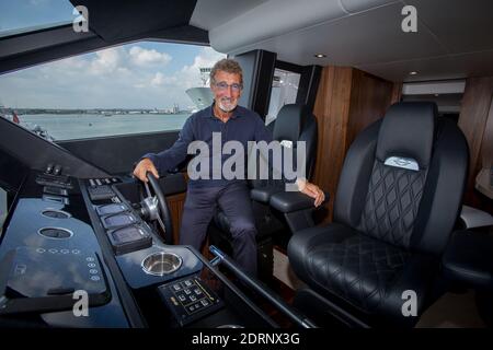 Southampton, Hampshire. 12 septembre 2014. Eddie Jordan sur le pont d'un yacht de 3.8 millions de livres sterling construit par Sunseeker International sur le stand de l'entreprise. Journée d'ouverture du salon nautique de Southampton. Photo: Neil Turner Banque D'Images