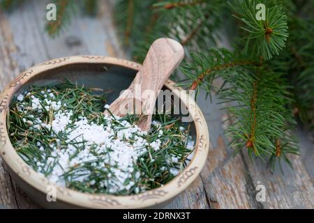 Fichtennadel-Salz, Fichtennadelsalz, Fichten-Salz gemischt mit Fichtennadeln, Kräutersalz, Badesalz, Fichtennadeln, Nadeln, aiguille d'épinette, besoin d'épinette Banque D'Images