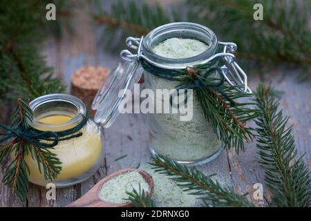 Fichtennadel-Salz, Fichtennadelsalz, Fichten-Salz gemischt mit Fichtennadeln, Kräutersalz, Badesalz, Fichtennadeln, Nadeln, Harzsalbe, Harzcreme, Harz Banque D'Images