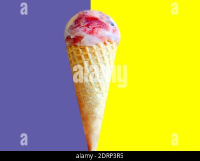 Glace pour objet photo sur fond d'art pop. Exemple de crème glacée dans une gaufre pour la publicité Banque D'Images