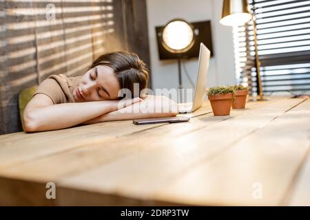 Femme endormi au travail à la maison. Un lieu de travail confortable à la maison, le concept de la fatigue du travail à la maison Banque D'Images