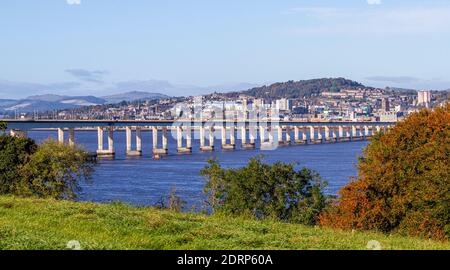 Une vue sur le paysage de la ville de Dundee et le bord de la rivière à mi-chemin du développement du front de mer dans le nord-est de l'Écosse, au Royaume-Uni Banque D'Images