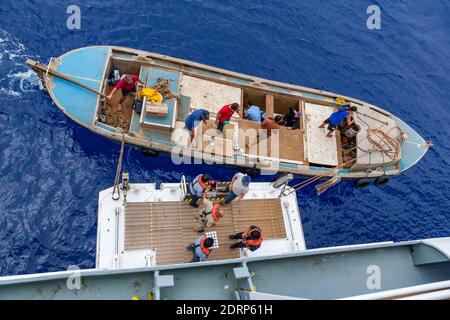 Voir le formulaire à bord du bateau de croisière Pacific Princess amarré dans la baie de Bounty aux îles Pitcairn, qui est un petit groupe d'îles étant une Overse britannique Banque D'Images