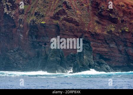 Vue depuis le bateau de croisière Pacific Princess alors qu'il était amarré dans la baie de Bounty aux îles Pitcairn, qui est un petit groupe d'îles étant une mer britannique Banque D'Images