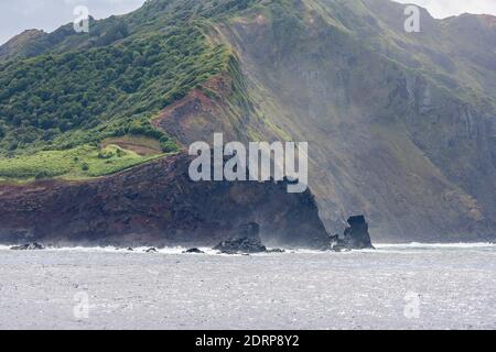 Vue depuis le bateau de croisière Pacific Princess alors qu'il était amarré dans la baie de Bounty aux îles Pitcairn, qui est un petit groupe d'îles étant une mer britannique Banque D'Images