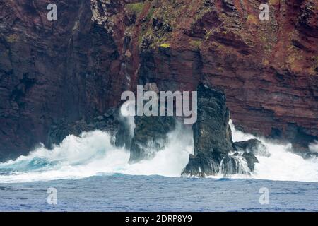 Vue depuis le bateau de croisière Pacific Princess alors qu'il était amarré dans la baie de Bounty aux îles Pitcairn, qui est un petit groupe d'îles étant une mer britannique Banque D'Images