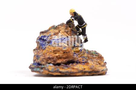 Malachite - Pierre minérale azurite avec un petit pompier, isolé sur blanc Banque D'Images