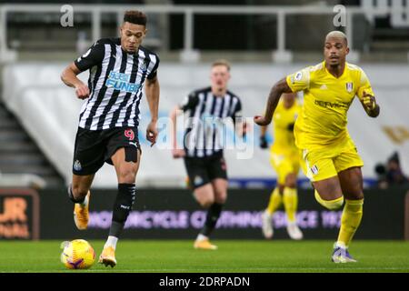 Joelinton de Newcastle United et Mario Lemina de Fulham - Newcastle United contre Fulham, Premier League, St James' Park, Newcastle upon Tyne, Royaume-Uni - 19 décembre 2020 usage éditorial exclusif - des restrictions DataCo s'appliquent Banque D'Images