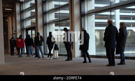 Berlin, Allemagne. 21 décembre 2020. Les voyageurs attendent une longue file d'attente à l'aéroport de la capitale pour faire un test rapide de Corona. Credit: Paul Zinken/dpa/Alay Live News Banque D'Images