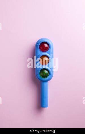 Gros plan sur un fond coloré de feux de circulation de jouets. Concept d'art de la circulation routière, accidents, règles de circulation. Copier l'espace Banque D'Images
