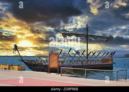 Volos, Grèce. Le mythique navire Argo, réplique située dans le port de Volos, Grèce. Banque D'Images