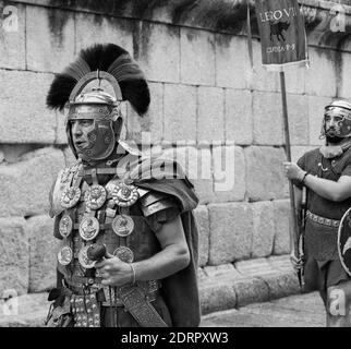 MERIDA, ESPAGNE - 27 septembre 2014: Merida, Espagne - 27 septembre 2014: Personnes vêtues de costumes de légionnaires romains au premier siècle, impliquées dans le salut Banque D'Images