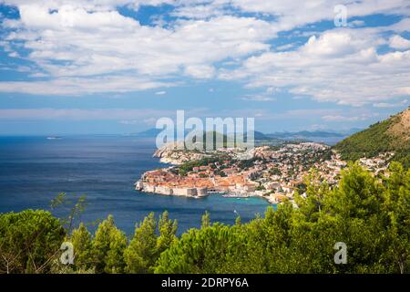 Dubrovnik, Dubrovnik-Neretva, Croatie. Vue sur la vieille ville depuis la colline surplombant la mer Adriatique. Banque D'Images