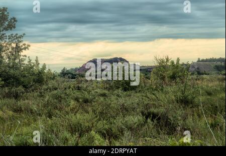 Paysage, terricon - une forme artificielle de relief contre le ciel du soir. La photo a été prise près de la ville de Kopeisk, région de Chelyabinsk, Russie. Banque D'Images