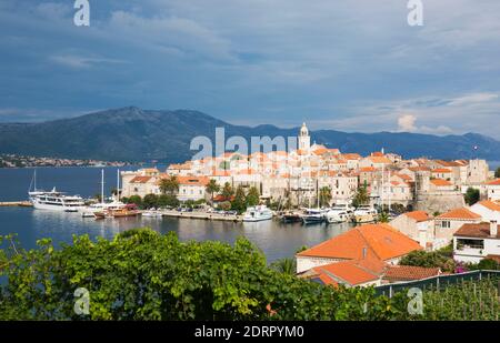 Korčula Town, Korčula, Dubrovnik-Neretva, Croatie. Vue sur les toits de la vieille ville et du port. Banque D'Images