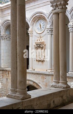 Dubrovnik, Dubrovnik-Neretva, Croatie. Colonnade faisant partie de la galerie supérieure du Palais du Recteur. Banque D'Images