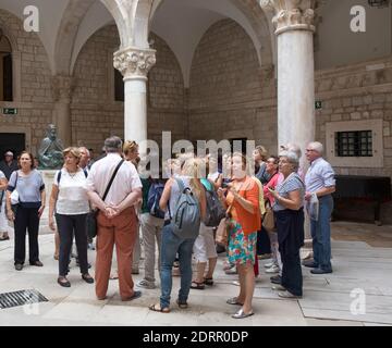 Dubrovnik, Dubrovnik-Neretva, Croatie. Groupe de touristes italiens dans l'atrium du Palais du Recteur. Banque D'Images