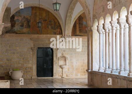 Dubrovnik, Dubrovnik-Neretva, Croatie. Cloître romane du XIVe siècle du monastère franciscain. Banque D'Images