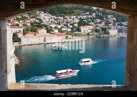 Dubrovnik, Dubrovnik-Neretva, Croatie. Vue sur l'entrée du Vieux Port depuis les murs de la ville. Banque D'Images