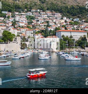 Dubrovnik, Dubrovnik-Neretva, Croatie. Vue sur le vieux port, maisons dans le quartier de Ploče accrochée à la colline escarpée. Banque D'Images