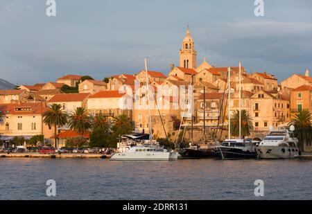 Korčula Town, Korčula, Dubrovnik-Neretva, Croatie. Vue de l'autre côté du port sur le front de mer de la vieille ville, coucher de soleil. Banque D'Images