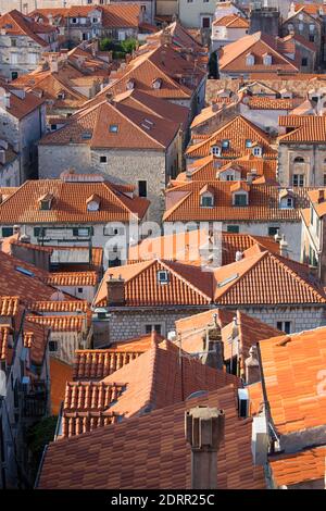 Dubrovnik, Dubrovnik-Neretva, Croatie. Vue sur les toits de la vieille ville depuis les murs de la ville. Banque D'Images