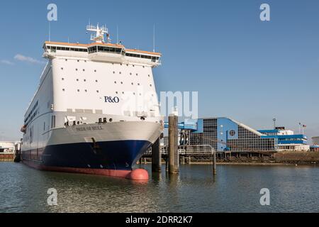 ROTTERDAM EUROPOORT, PAYS-BAS - 29 FÉVRIER 2016 : le ferry Pride of Hull est amarré au terminal de P&O North Sea Ferries à Rotterdam Euro Banque D'Images