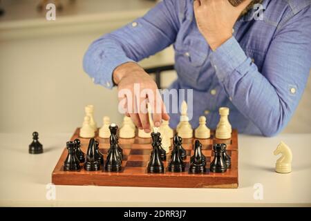 Jouer aux échecs. Passe-temps intellectuel. Figures sur le tableau d'échecs en bois. En pensant à l'étape suivante. La tactique est de savoir quoi faire. Logiques de développement. Apprendre à jouer aux échecs. Leçon d'échecs. Concept de stratégie. Banque D'Images