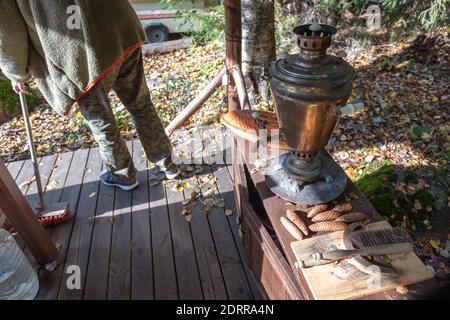 Un dispositif pour faire bouillir l'eau et faire du thé. Samovar russe traditionnel sur une table en bois sur fond de nature. Photo de haute qualité Banque D'Images