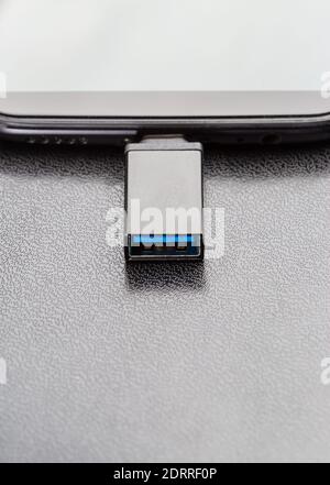 Smartphone avec données USB OTG connectées Banque D'Images