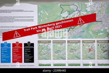 Winterberg, pays aigre, Rhénanie-du-Nord-Westphalie, Allemagne - le parc de randonnée Winterberg est fermé, pas de sports d'hiver à Winterberg en temps de crise corona à la Banque D'Images