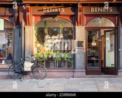 La façade du café Benets à Kings Parade Cambridge au Royaume-Uni avec un vélo garés et des panneaux publicitaires pour le restaurant. Banque D'Images